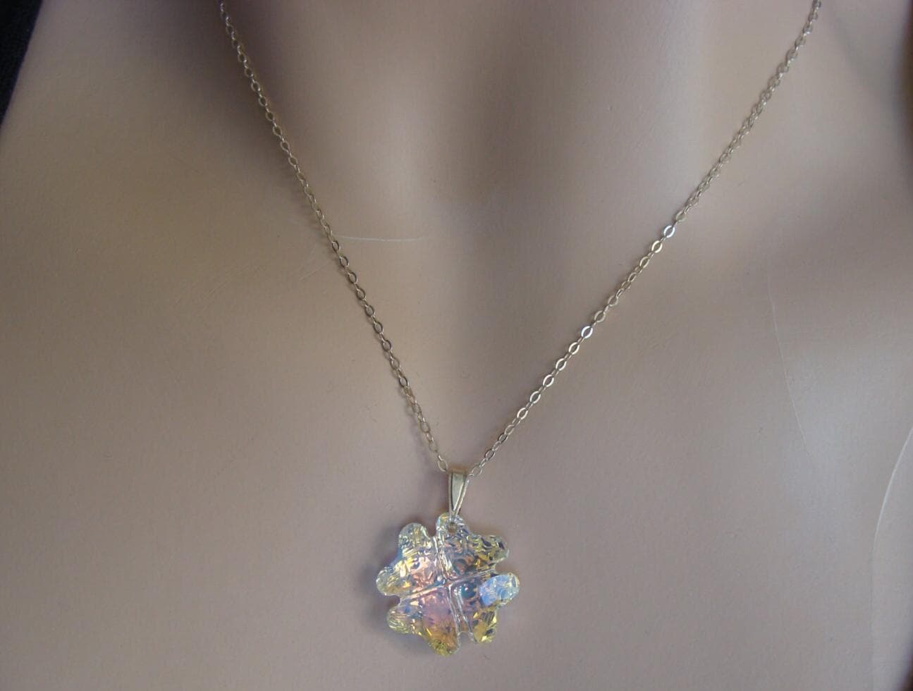 Swarovski Ab Kleeblatt Anhänger 925 Sterling Silber Kristallschmuck Zierliche Glücksklee Halskette von VestaJewelry