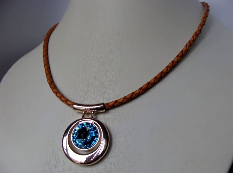 Swarovski Aquamarine Anhänger Echte Lederband Halskette Blauer Kristallschmuck Swarovski Aquamarine Anhänger Echte Lederband Halskette Blauer Kristallschmuck von VestaJewelry