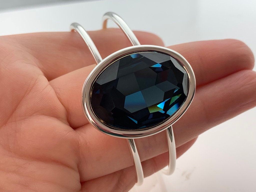 Swarovski Crystal Montana Blue Großes Stein Manschetten Armband Geschenk Für Sie Statement Schmuck von VestaJewelry
