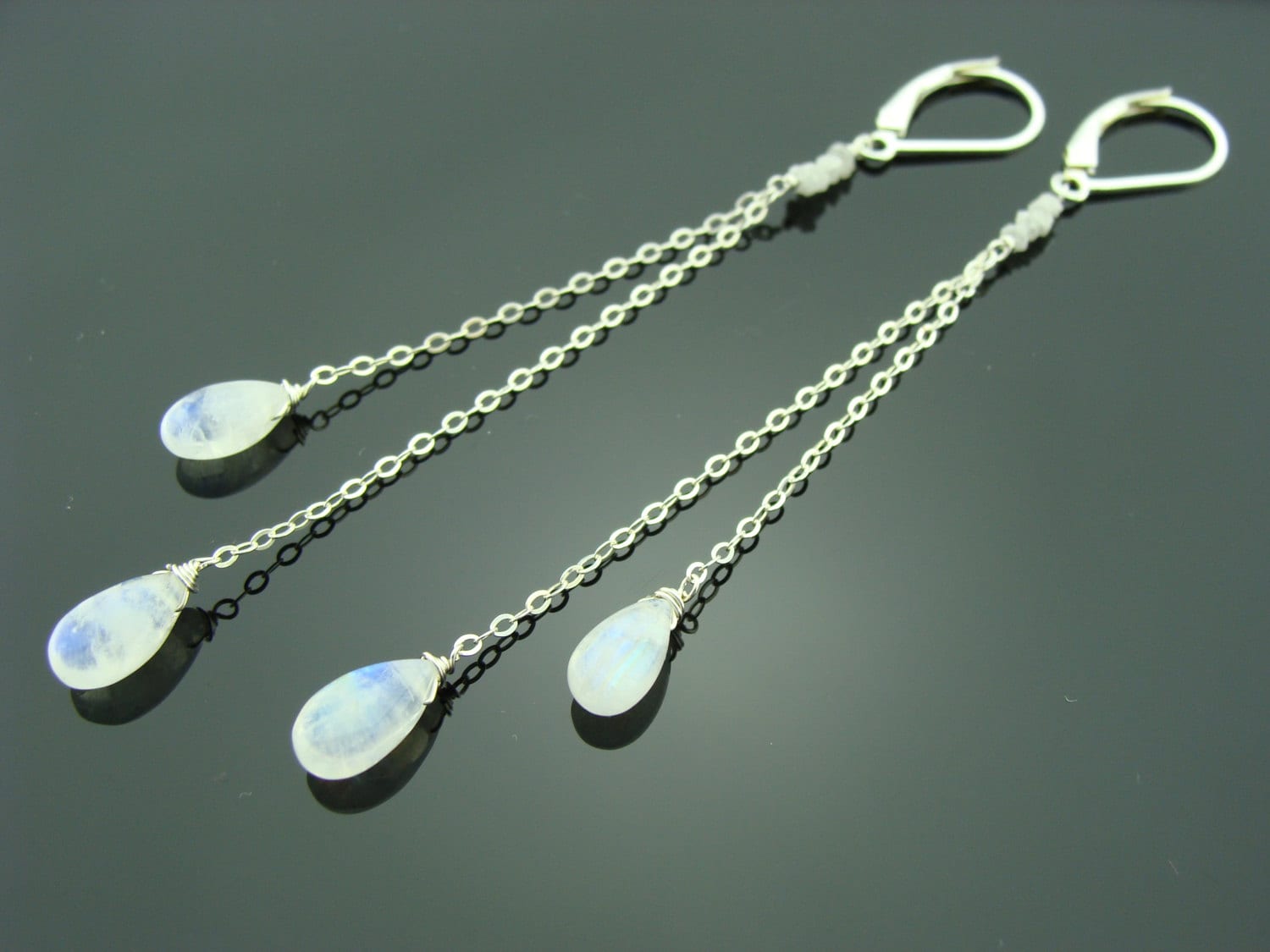 Weiße Rohdiamant Und Mondstein Ohrringe 925 Sterling Silber Oder 14K Gold Filled von VestaJewelry