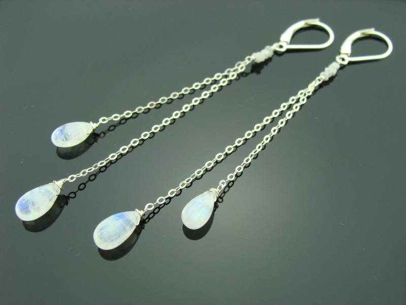 Weiße Rohdiamant Und Mondstein Ohrringe 925 Sterling Silber Oder 14K Gold Filled von VestaJewelry