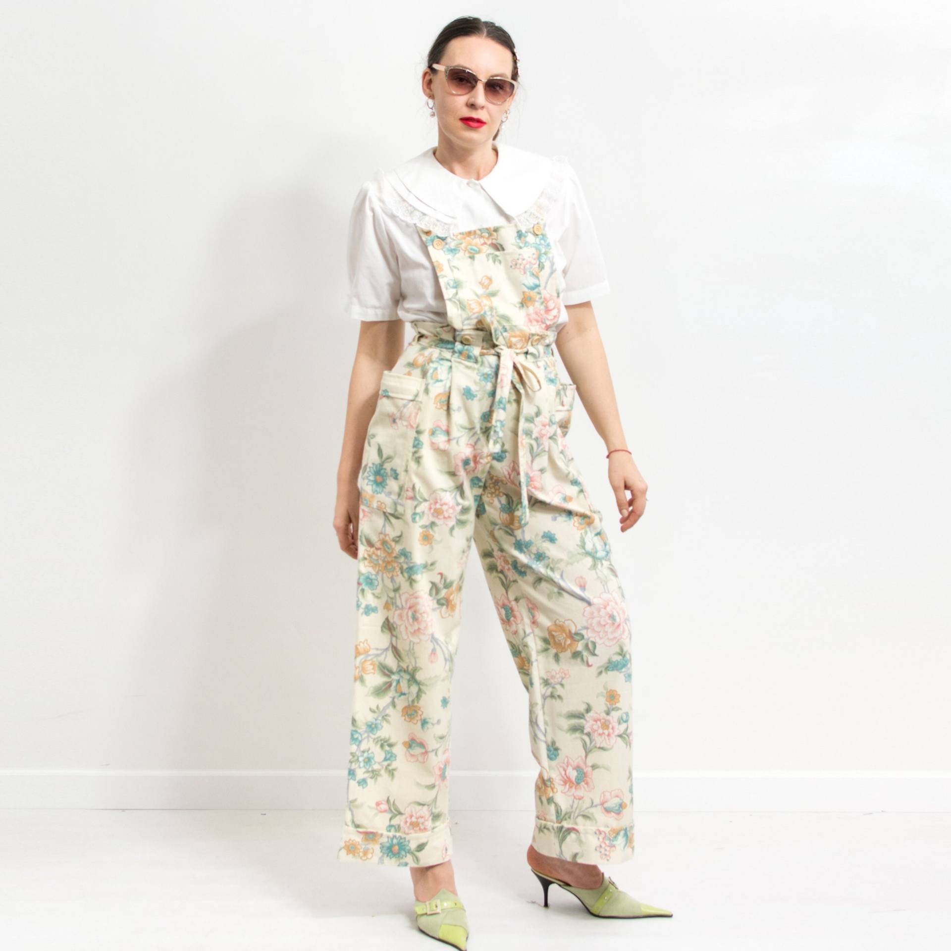 Handgeschneiderter Overall Mit Floralem Upcycling-Motiv Für Damen, Größe M von VestiumConcept