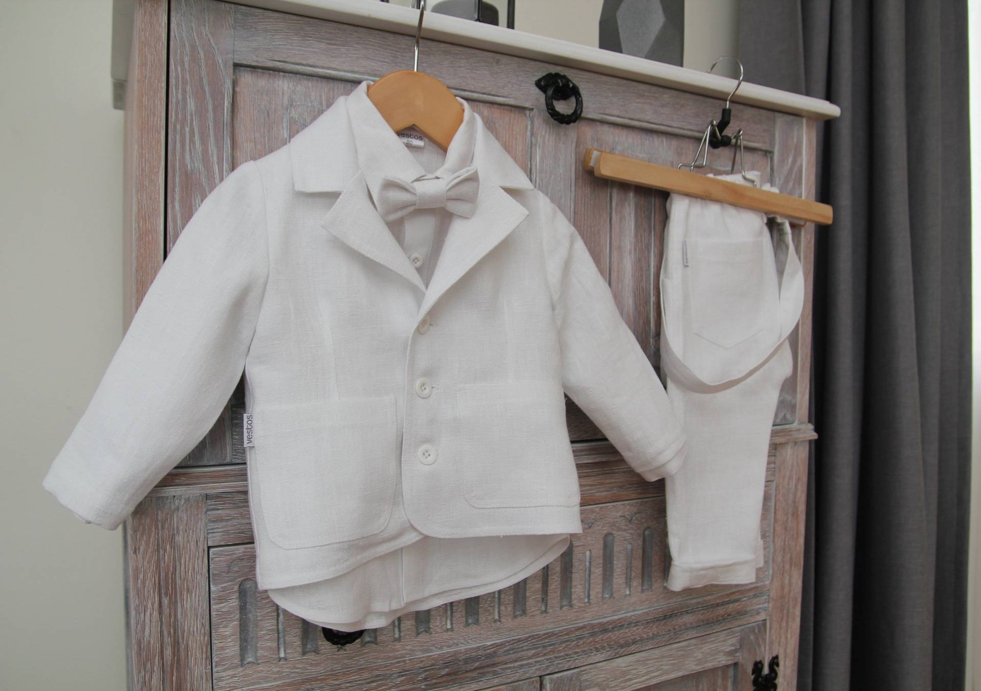 Weißer Leinenanzug, Baby-Blessing Outfit, Baby-Hochzeits-Outfit, Jungen-Abendgarderobe von Vestos