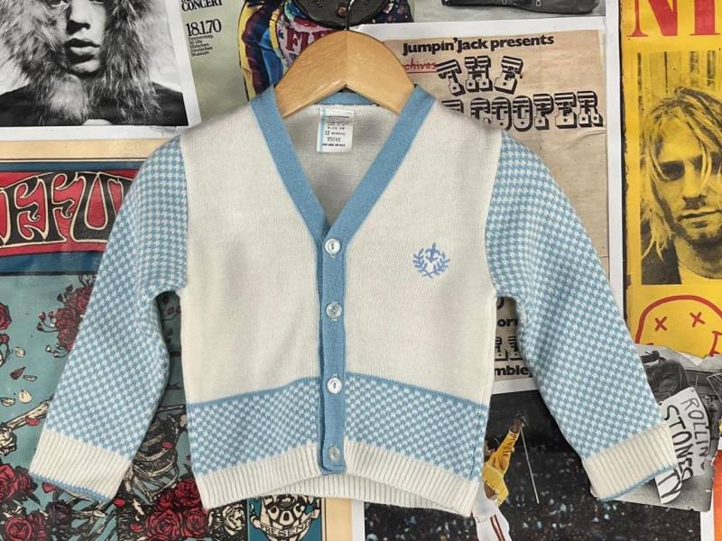 Vintage Baby Jungen Mädchen Kinder Retro 70Er Jahre Weiß Blau Emblem Karo Kariert Langarm V-Ausschnitt Strickjacke Top 9-12 Monate Preppy Mod Ostern von VettedVintageWares
