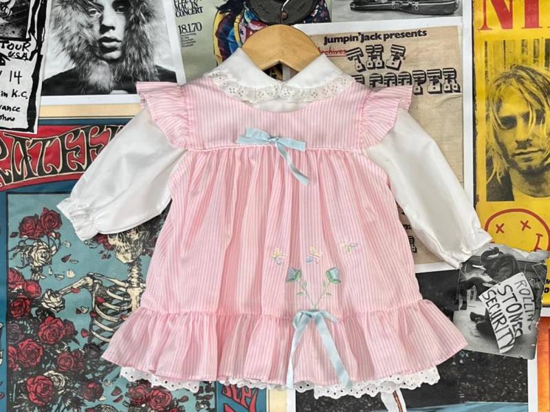 Vintage Baby Mädchen 80Er Jahre Weiß Rosa Gestreift Öse Spitze Schürze Bubikragen Kleid Set 6-9 Monate Rüschen Schmetterling Schleife Ostern von VettedVintageWares