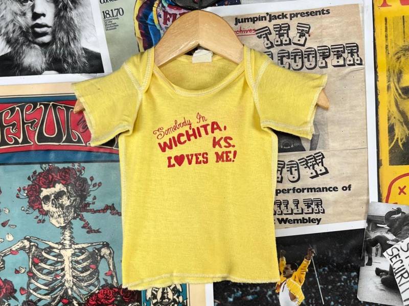 Vintage Baby Mädchen Kinder 70Er-80Er Jahre Gelb Somebody in Wichita Kansas Loves Me Souvenir Grafik T-Shirt Top 3 Monate Retro Usa Sarah Aufbügeln von VettedVintageWares