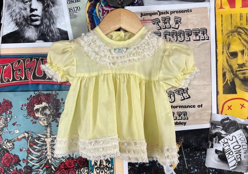 Vintage Baby Mädchen Kinder 70Er-80Er Jahre Gelb Weiß Rüschen Spitze Blumen Rosetten Swing Top Kleid Gr. 0-3 Monate Retro Ostern Frühling von VettedVintageWares