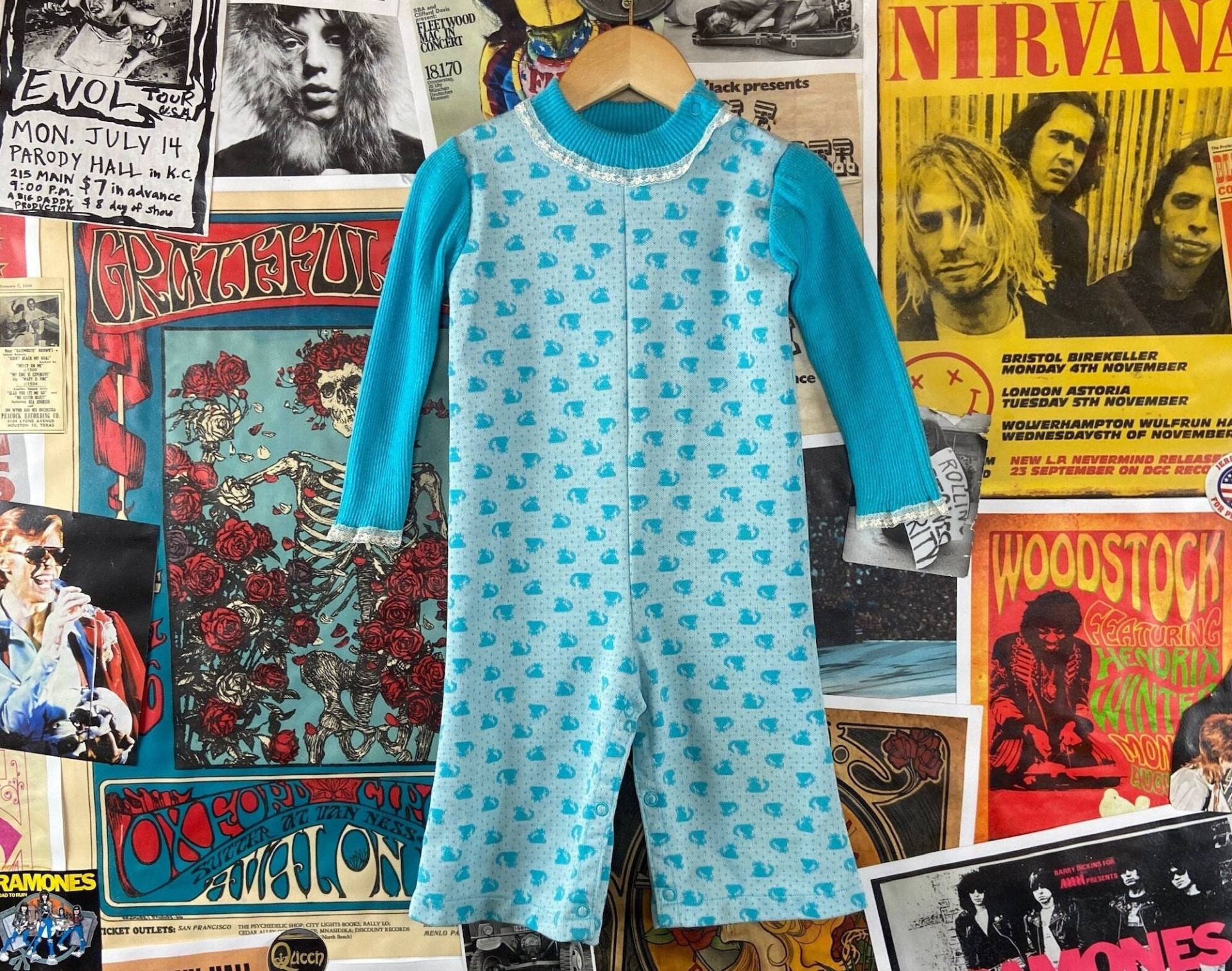 Vintage Baby Mädchen Kinder 70Er Jahre Blue Kitty Cat Swiss Dot Print Spitze Mock Neck Carter's Jumpsuit Größe 12-18 Monate, Retro Strick Outfit von VettedVintageWares