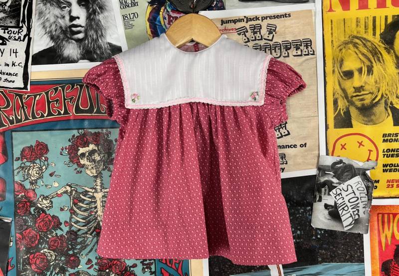 Vintage Baby Mädchen Kinder 70Er Jahre Rot Rosa & Weiß Spitzenband Latz Kragen Blumen Applikation Kurzarm Kleid Gr 9-12 Monate Retro Ostern Frühling von VettedVintageWares