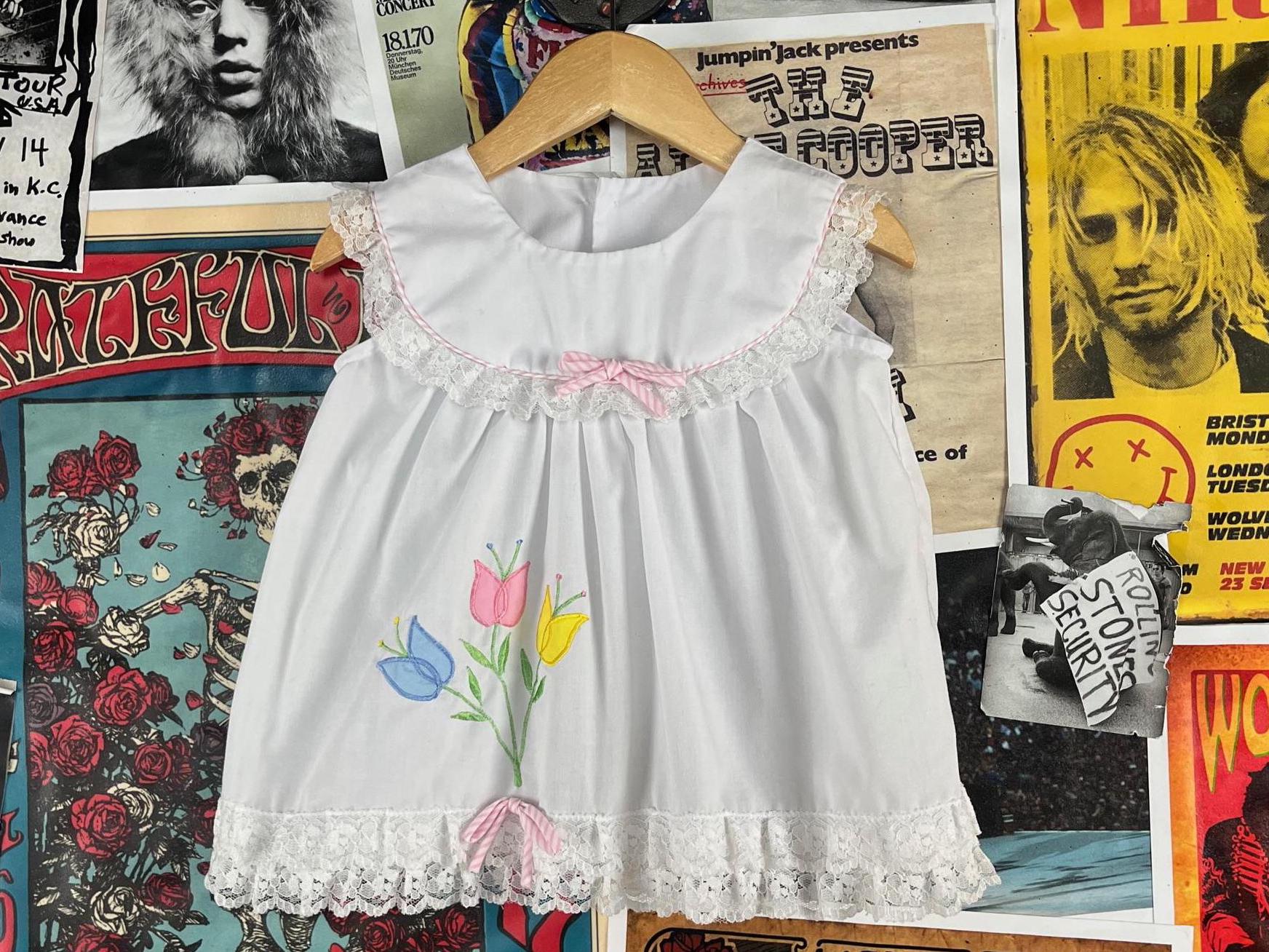 Vintage Baby Mädchen Kinder 80Er-90Er Jahre Weiß Paste Spitzenbesatz Gestickt Frühling Tulpen Bogen Ärmellos Schürze Top 12-18 Monate Ostern Rüschen von VettedVintageWares