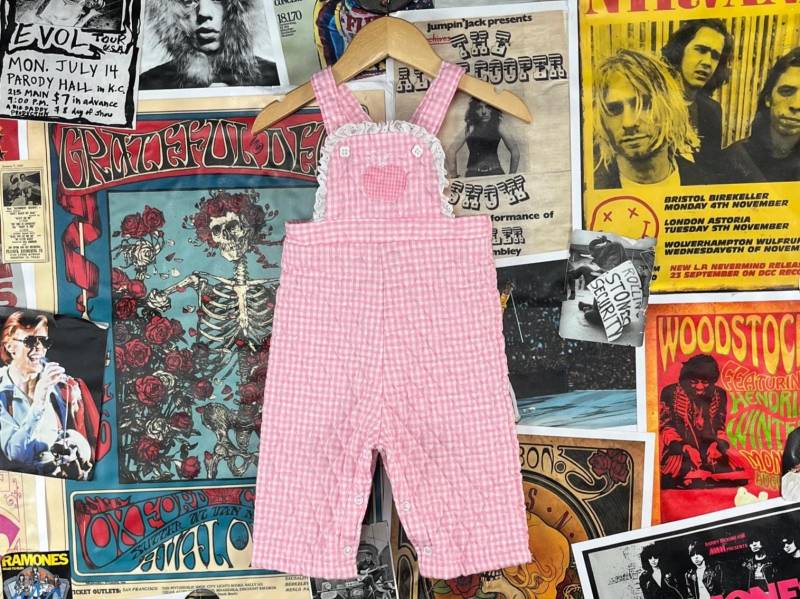Vintage Baby Mädchen Kinder 80Er Jahre Rosa Weiß Gingham Gesteppte Bestickte Apfel-Rüschen-Spitze Overall 12 Monate Frühling Applecore von VettedVintageWares
