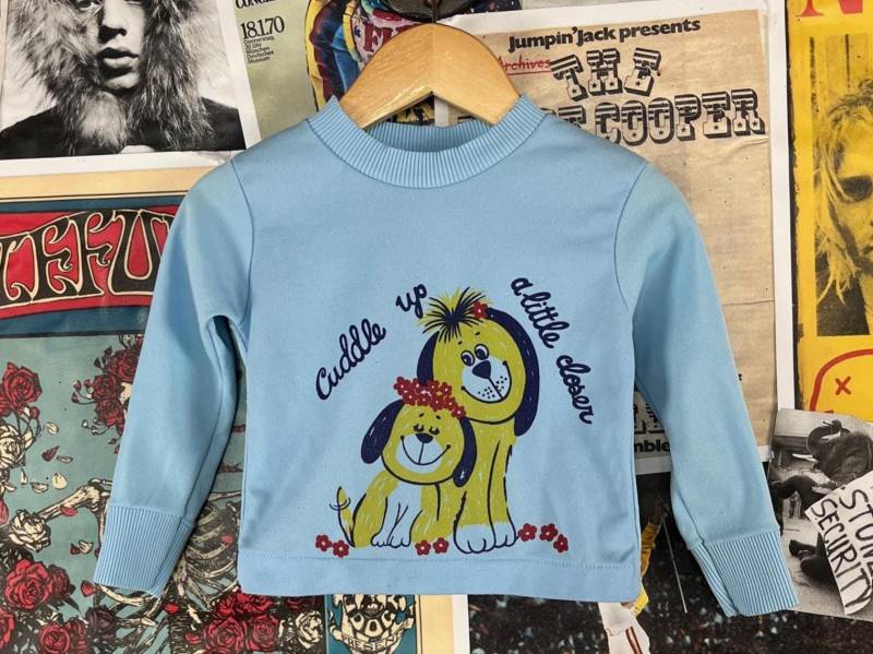 Vintage Baby Mädchen Kinder Retro 60Er-70Er Jahre Cuddle Up A Little Näher Blumen Hündchen Cartoon Langarm Grafik Mockneck T-Shirt 12 Monate von VettedVintageWares