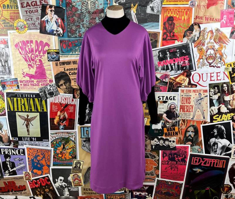 Vintage Damen 80Er-90Er Jahre Fuchsia Lila Schwarz Fledermausärmel Midi Pullover Rollkragen Kleid Klein Lässig New Wave Retro Aerobic Tanz von VettedVintageWares