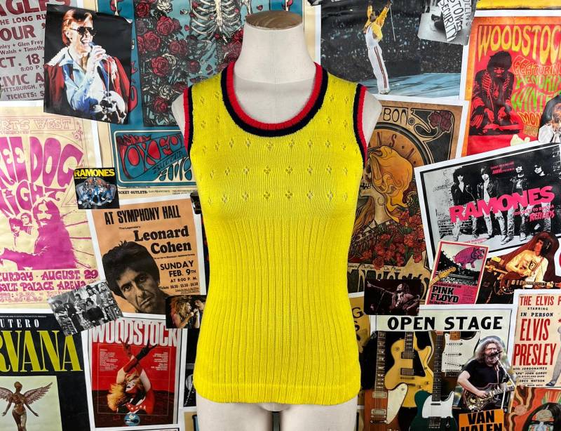 Vintage Damen 60Er-70Er Jahre Gelb Rot & Navy Knit Geripptes Ärmelloses Tank Top Mit Rundhalsausschnitt Pxs-Pxxs, Retro Frühling Mod Kleidung von VettedVintageWares