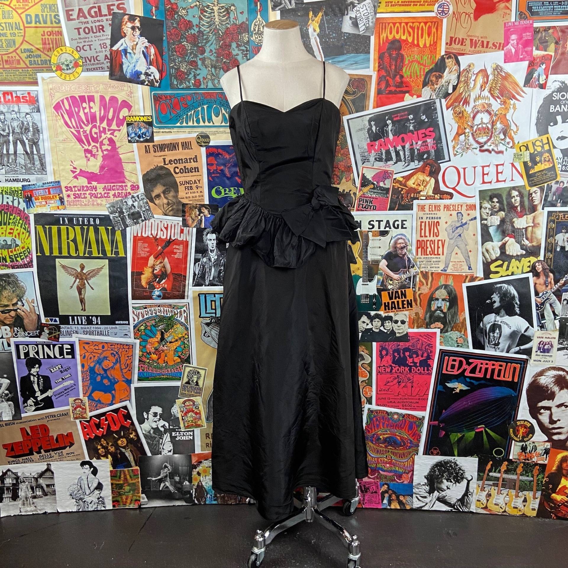 Vintage Damen 70Er-80Er Jahre Schlicht Schwarz Riemchen Rüschen Schößchen Bogen Party Kleid Größe Xs, Retro Schwarz Formelle Cocktail Abend von VettedVintageWares