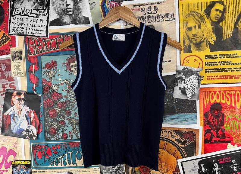 Vintage Jungen Kinder 70Er-80Er Jahre Unifarben Zweifarbig Blau Strickpullover V-Ausschnitt Pullover Weste Größe 12 Alter 9-10 Retro Preppy von VettedVintageWares