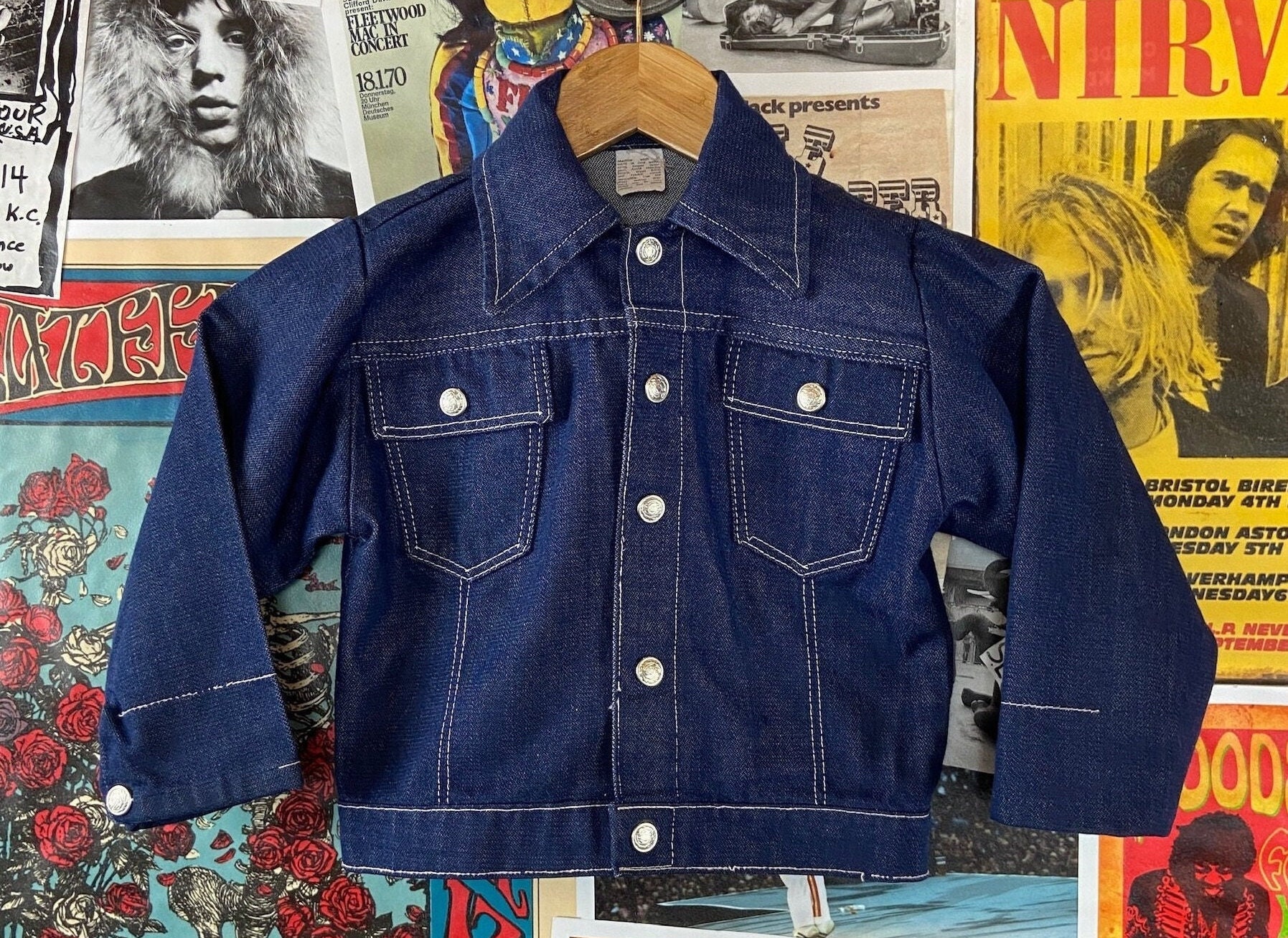 Vintage Kinder 70Er-80Er Jahre Blau Denim Weiß Genäht Zwei Taschen Super Tuffs Jeansjacke Größe 5/6, Retro Jungen Mädchen Baumwoll-Denim-Mantel von VettedVintageWares