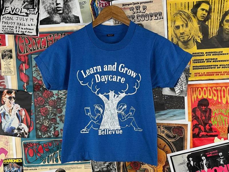 Vintage Kinder 90Er Jahre Blau Lernen Und Wachsen Kindertagesstätte Bellevue Washington Statefruit Of The Loom Grafik-T-Shirt-Oberteil Größe 10/12 von VettedVintageWares