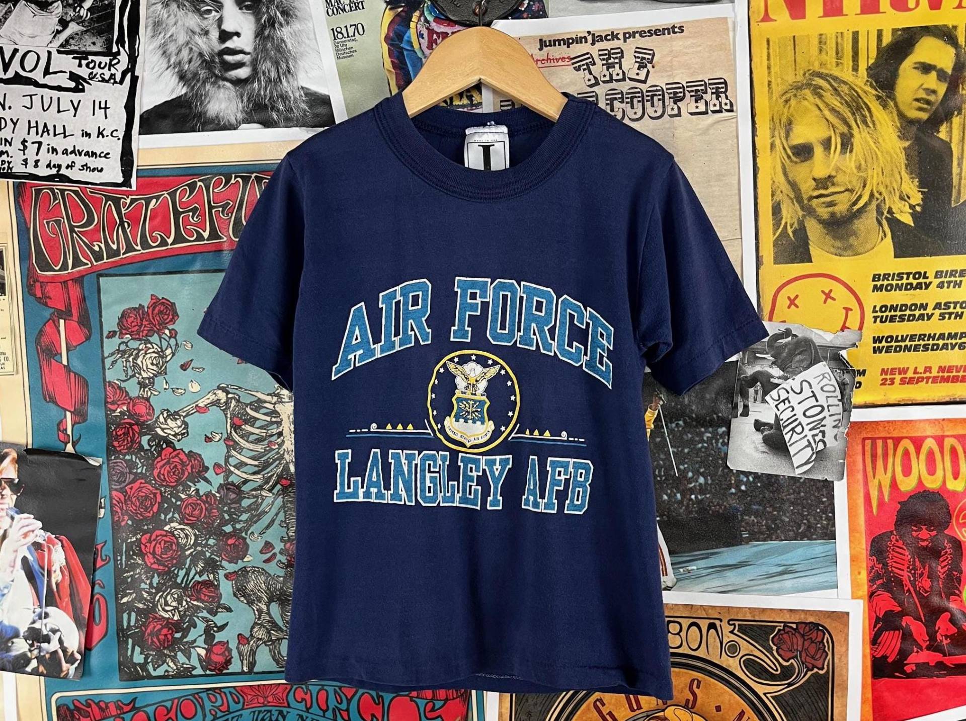 Vintage Kinder 90Er Jahre Usaf Langley Afb Luftwaffe Hampton Virginia Grafik-T-Shirt Größe 7 Alter 6-7, Usa Retro Jungen Mädchen Militär T-Shirt Top Vintage Kinder 90Er Jahre Usaf Langley Afb Luftwaffe Hampton Virginia Grafik-T-Shirt Größe 7 Alter 6-7, Usa Retro Jungen Mädchen Militär T-Shirt Top von VettedVintageWares