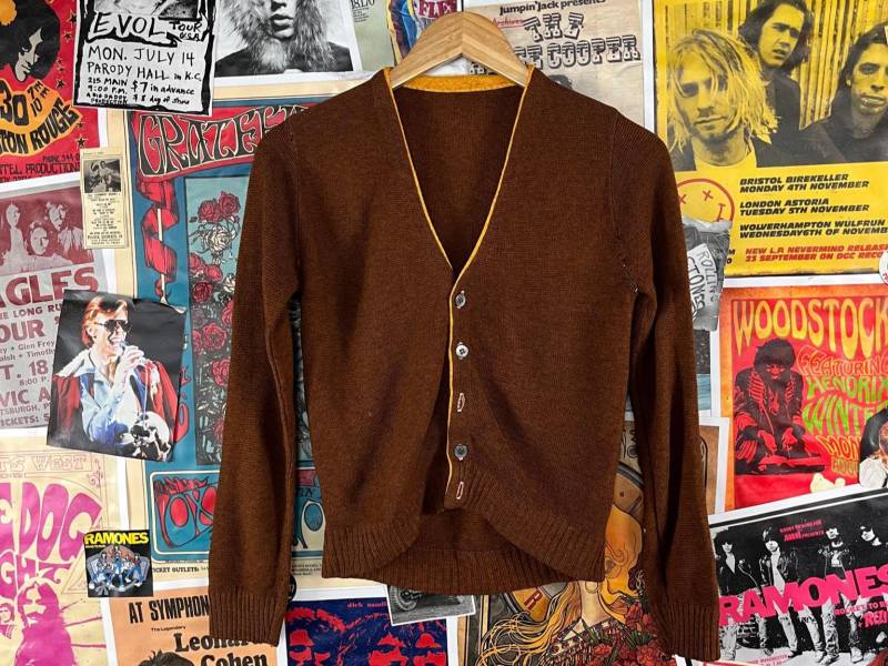 Vintage Kinder Jungen 50Er-60Er Jahre Braun Gelb Distressed Grunge V-Neck Cardigan Pullover Größe 14 Alter 10-11 Retro Grandpacore Kurt Cobain Style von VettedVintageWares