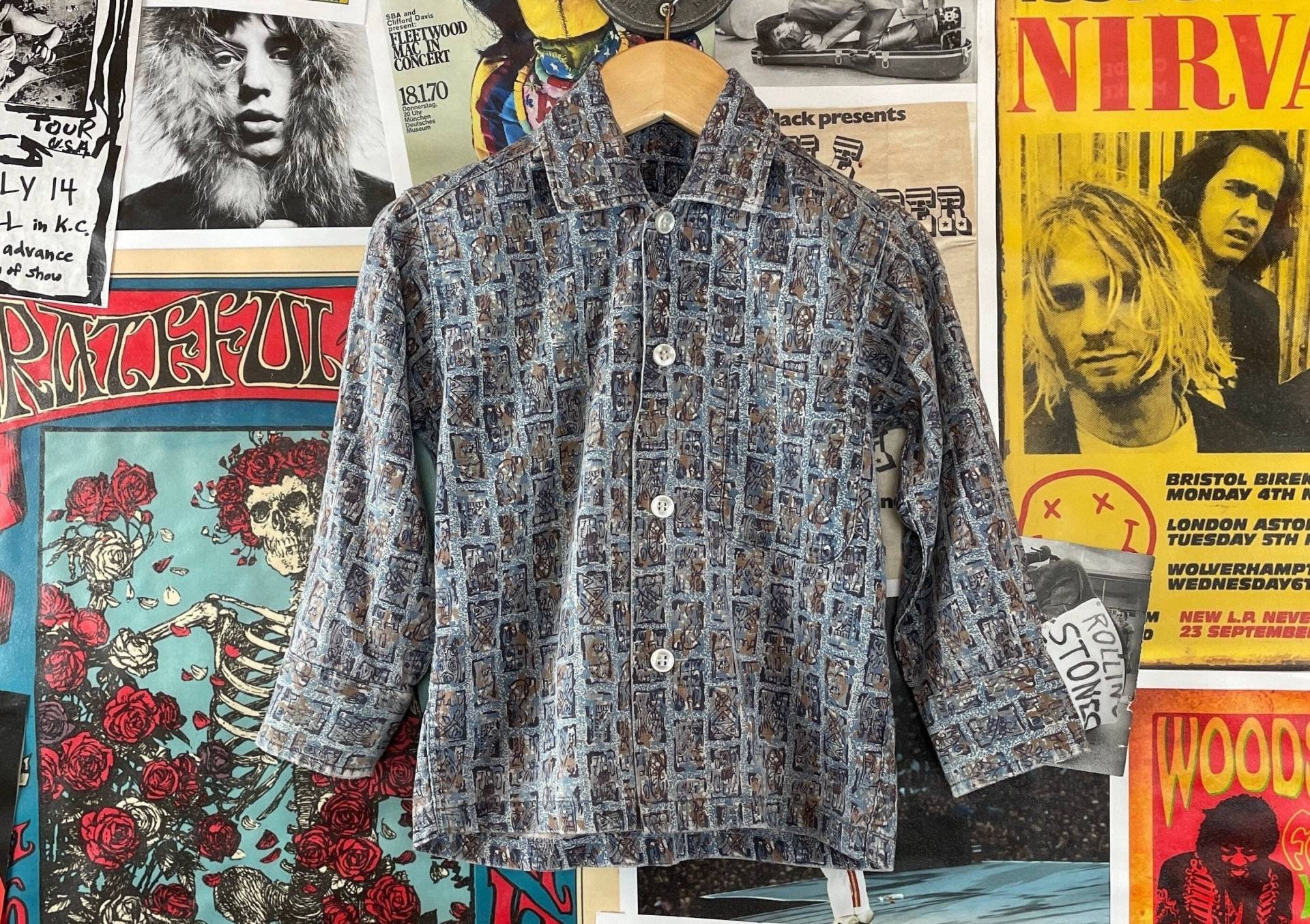 Vintage Kleinkind Jungen Kinder 60Er Jahre Blau Grau & Braun Abstrakt Print Mod Langarm Single Pocket Button Up Shirt 2T-3T, Retro Kinderkleidung von VettedVintageWares