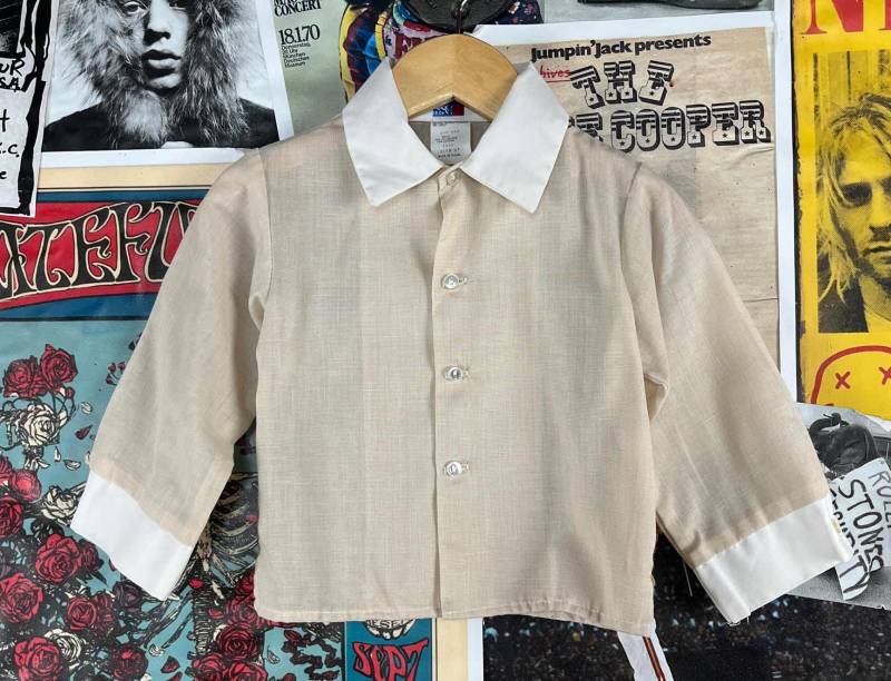 Vintage Kleinkind Jungen Kinder 70Er Jahre Khaki Beige Weiß Good Lad Langarm Hemd Mit Kragen Button Up Dress Shirt 2T Retro Ostern Frühling Top von VettedVintageWares