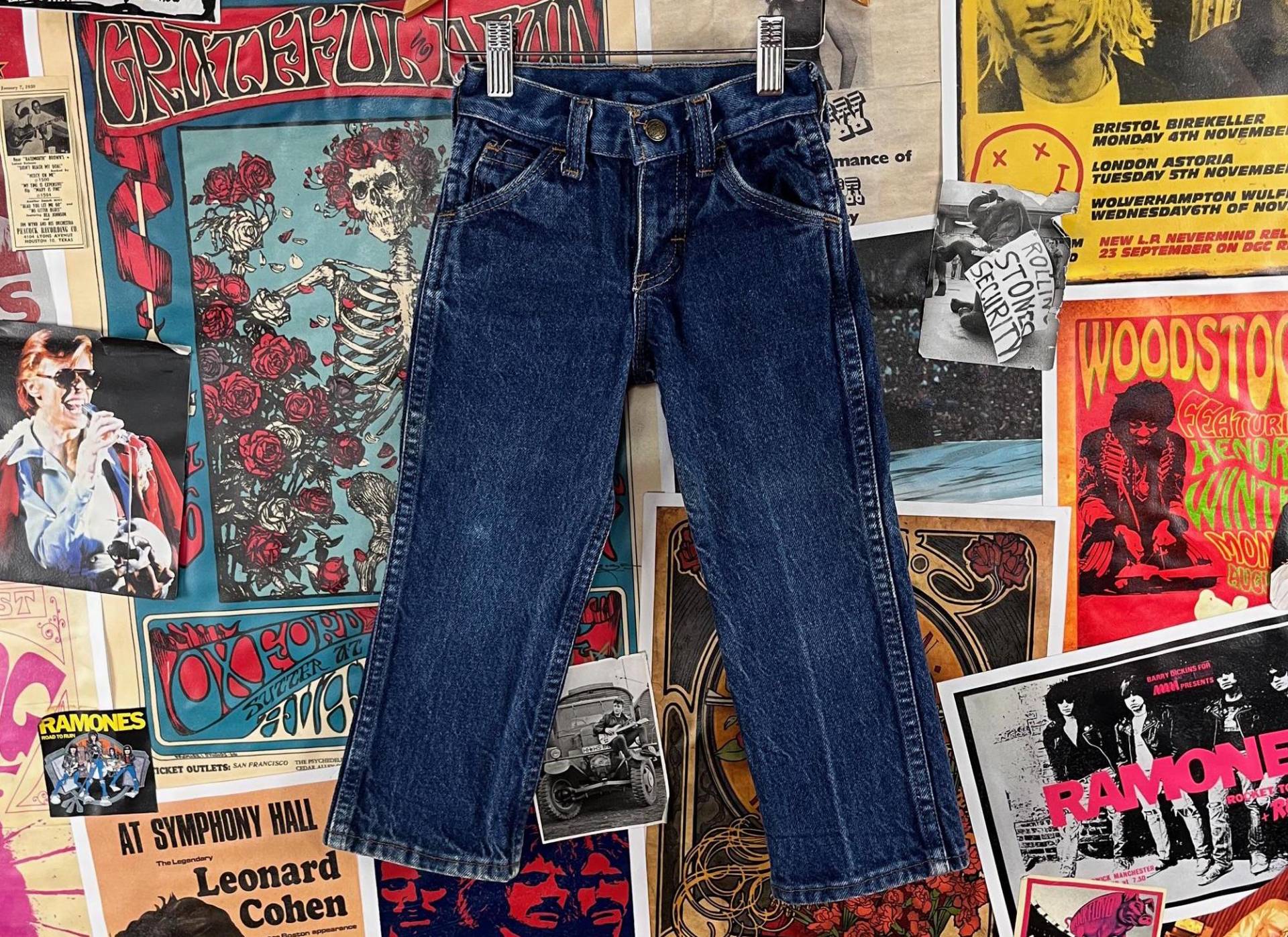 Vintage Kleinkind Kinder 1980Er-90Er Jahre Dark Wash Saddle King Western Rockabilly Denim Jeans 3T Slim Jungen Mädchen Retro Rodeo Cowboy Hose Vintage Kleinkind Kinder 1980Er-90Er Jahre Dark Wash Saddle King Western Rockabilly Denim Jeans 3T Slim Jungen Mädchen Retro Rodeo Cowboy Hose von VettedVintageWares