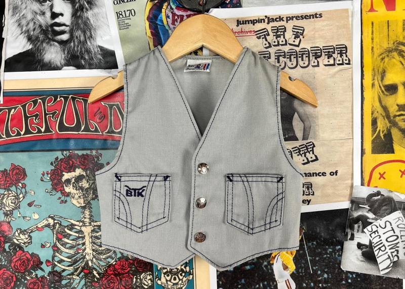 Vintage Kleinkind Kinder 70Er Jahre Grau V-Ausschnitt Ärmellos Snap Billy The Kid Western Weste 2T, Retro Jungen Mädchen Rockabilly Cowboy Kleidung von VettedVintageWares