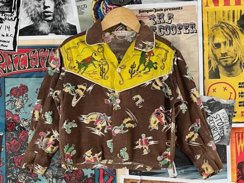 Vintage Kleinkind Kinder Jungen 50Er Jahre Western Rodeo Cowboy Rockabilly All Over Print Sanforized Tiny Town Togs Kragen Pyjama Button Up Shirt 4T Vintage Kleinkind Kinder Jungen 50Er Jahre Western Rodeo Cowboy Rockabilly All Over Print Sanforized Tiny Town Togs Kragen Pyjama Button Up Shirt 4T von VettedVintageWares