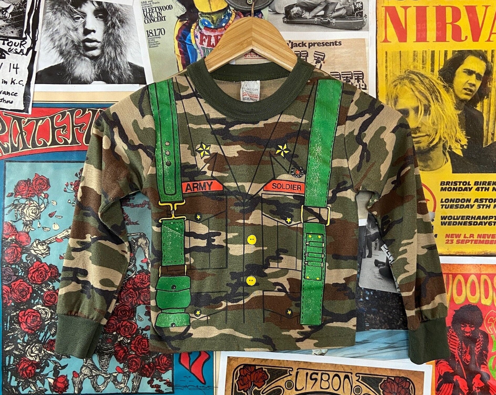 Vintage Kleinkind Kinder Jungen 80Er Jahre Grün Camouflage Print Armee Soldat Langarm Kostüm T-Shirt Größe 4T, Camo Ringer Top von VettedVintageWares