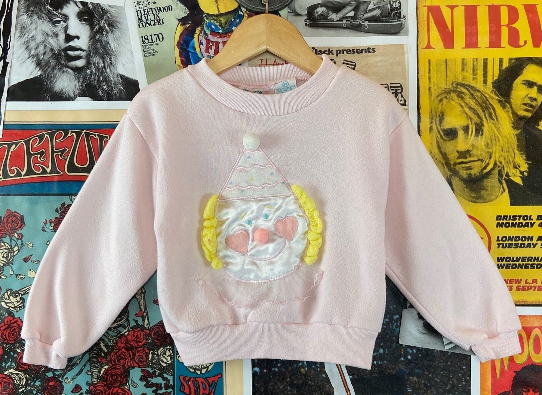 Vintage Kleinkind Mädchen Kinder 80Er-90Er Jahre Hellrosa 3D Zirkus Clown Gesicht Pullover Crewneck Sweatshirt 2T-3T, 90Er Mädchenkleidung von VettedVintageWares