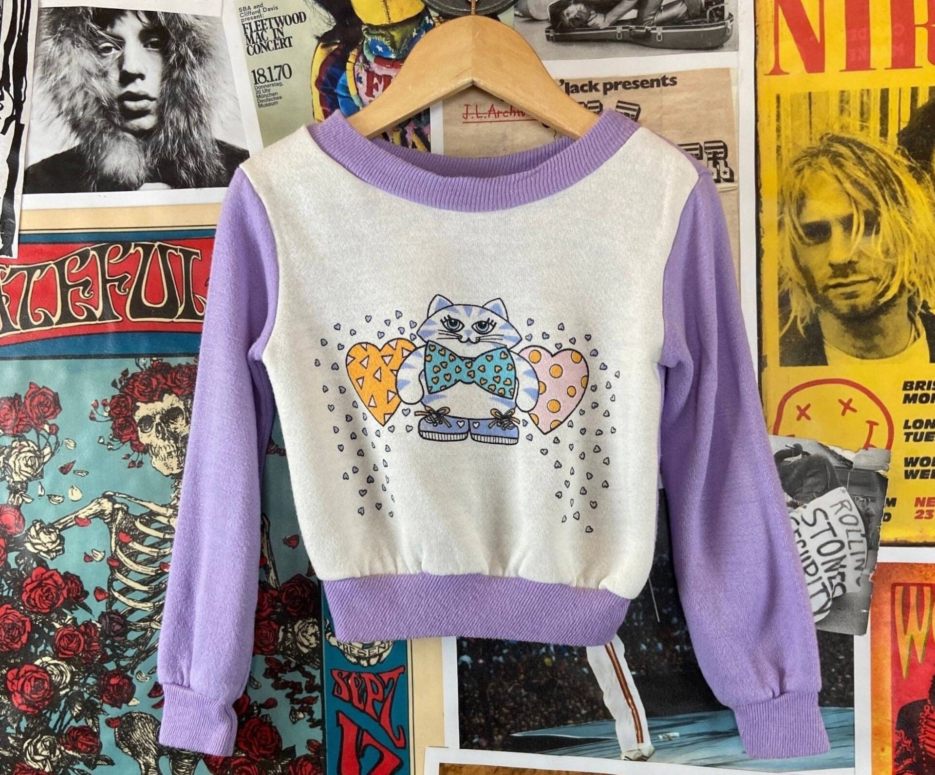 Vintage Kleinkind Mädchen Kinder 80Er Jahre Lila & Weiß Kitty Katzenherzen Pullover Crewneck Sweatshirt 4T, Mädchenkleidung, Katzenoberteil von VettedVintageWares