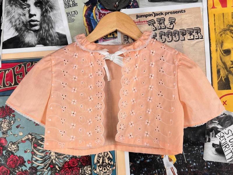 Vintage Mädchen Kinder 70Er Jahre Pfirsich Weiß Öse Spitze Krawatte Crop Top Jacke Größe 6 Alter 5-6 Retro Frühling Ostern Schleife Kokette von VettedVintageWares