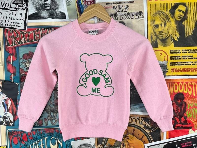 Vintage Mädchen Kinder 90Er Jahre Pink Grün Good Sam Loves Me Teddybär Lee Pullover Crewneck Sweatshirt Größe 6 Alter 5-6 Samaritan Puyallup Vintage Mädchen Kinder 90Er Jahre Pink Grün Good Sam Loves Me Teddybär Lee Pullover Crewneck Sweatshirt Größe 6 Alter 5-6 Samaritan Puyallup von VettedVintageWares