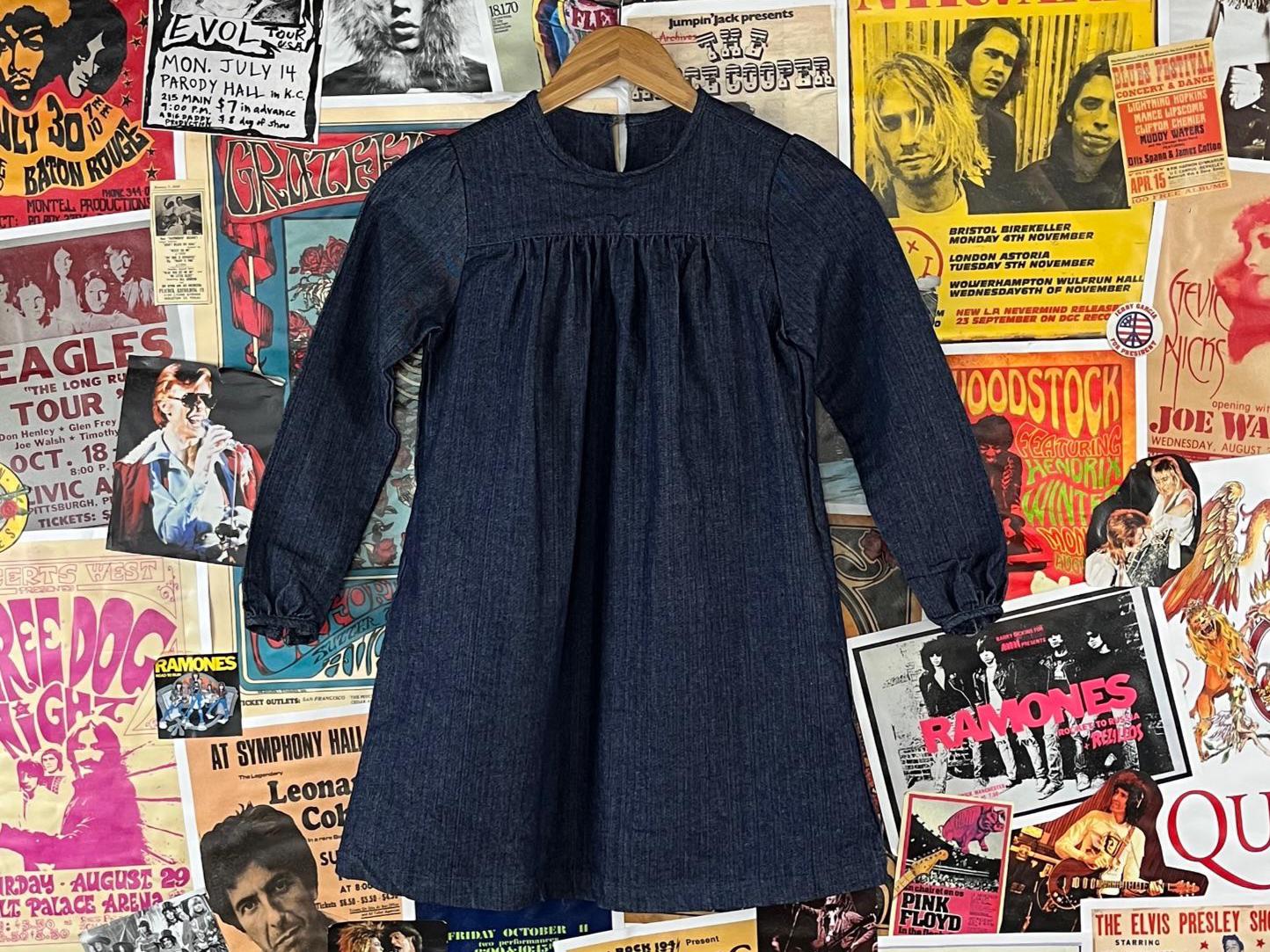 Vintage Mädchen Kinder Handmade Dark Wash Schlicht Lange Ärmel Denim Jean Tunika Kleid Größe 12 Alter 9-10 American Retro Kleidung Back To School von VettedVintageWares