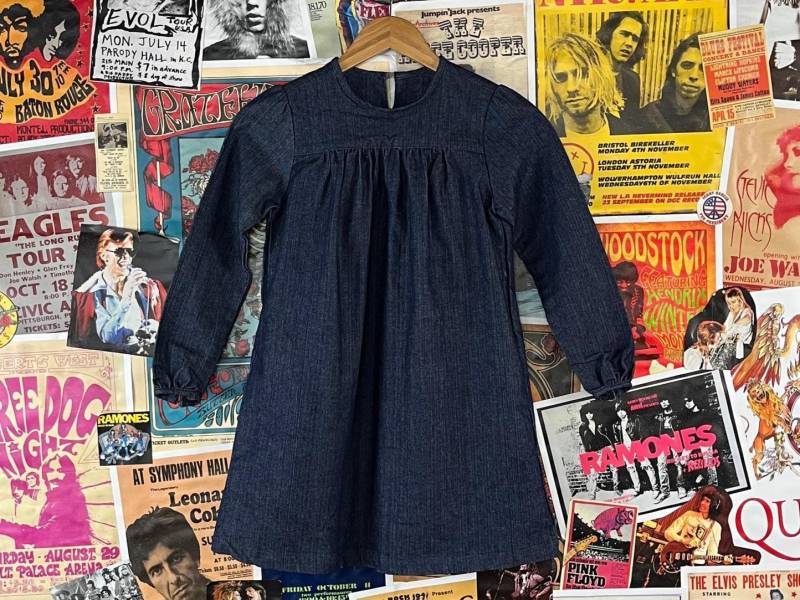 Vintage Mädchen Kinder Handmade Dark Wash Schlicht Lange Ärmel Denim Jean Tunika Kleid Größe 12 Alter 9-10 American Retro Kleidung Back To School Vintage Mädchen Kinder Handmade Dark Wash Schlicht Lange Ärmel Denim Jean Tunika Kleid Größe 12 Alter 9-10 American Retro Kleidung Back To School von VettedVintageWares
