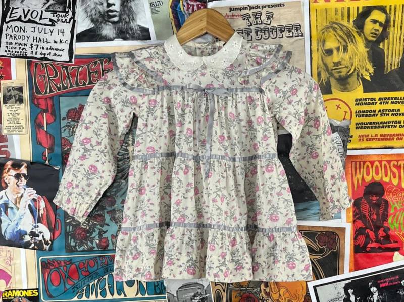 Vintage Mädchen Kinder Retro 80Er Jahre Beige Grau Rosa Blumendruck Rüschen Öse Spitze Kragenband Kleid Größe 5 Alter 4-5 Sonntag Beste Frühling von VettedVintageWares