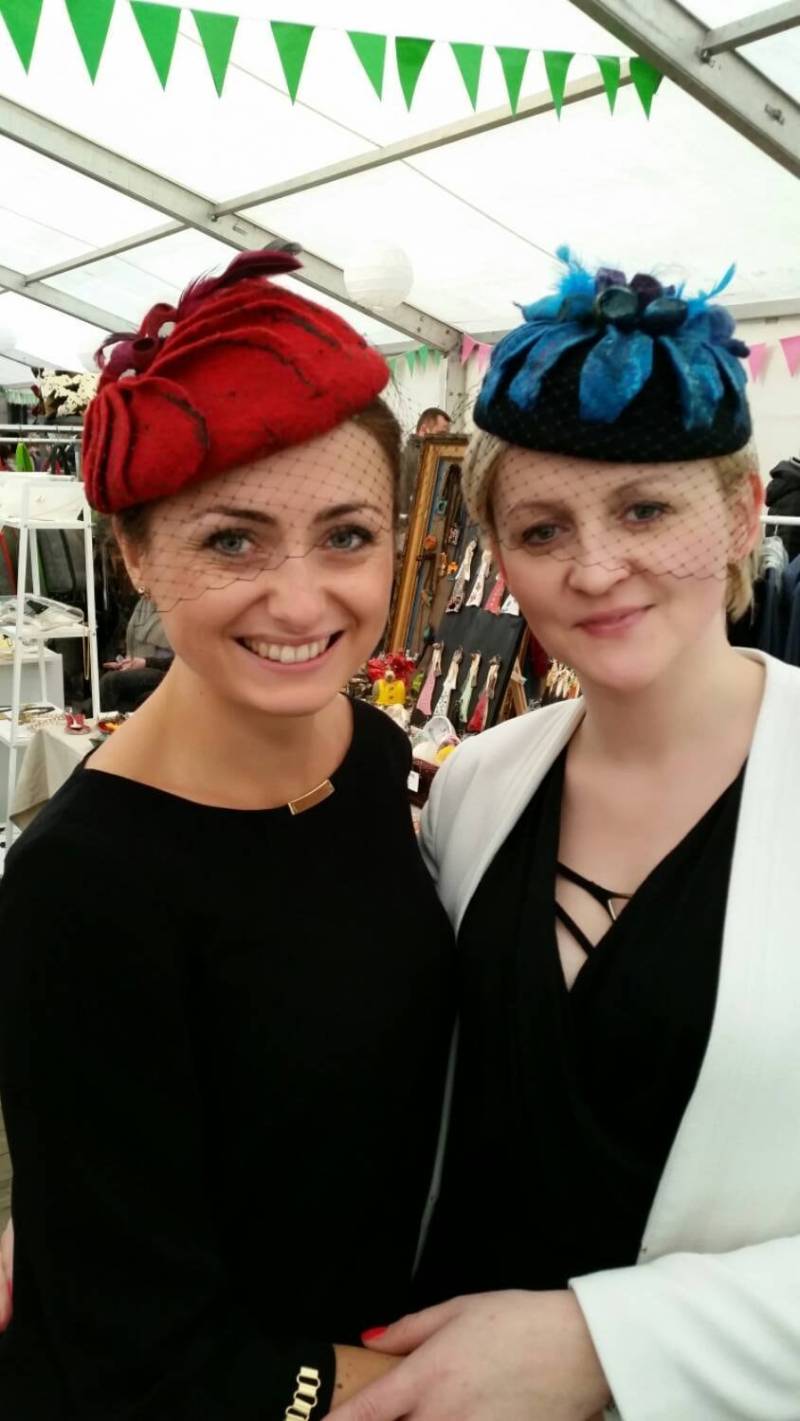 Pillbox Hut Rot Fascinator, Vogelkäfig Schleier Hut, Gesicht Coctail Hochzeit Sofort Lieferbar von Veuna