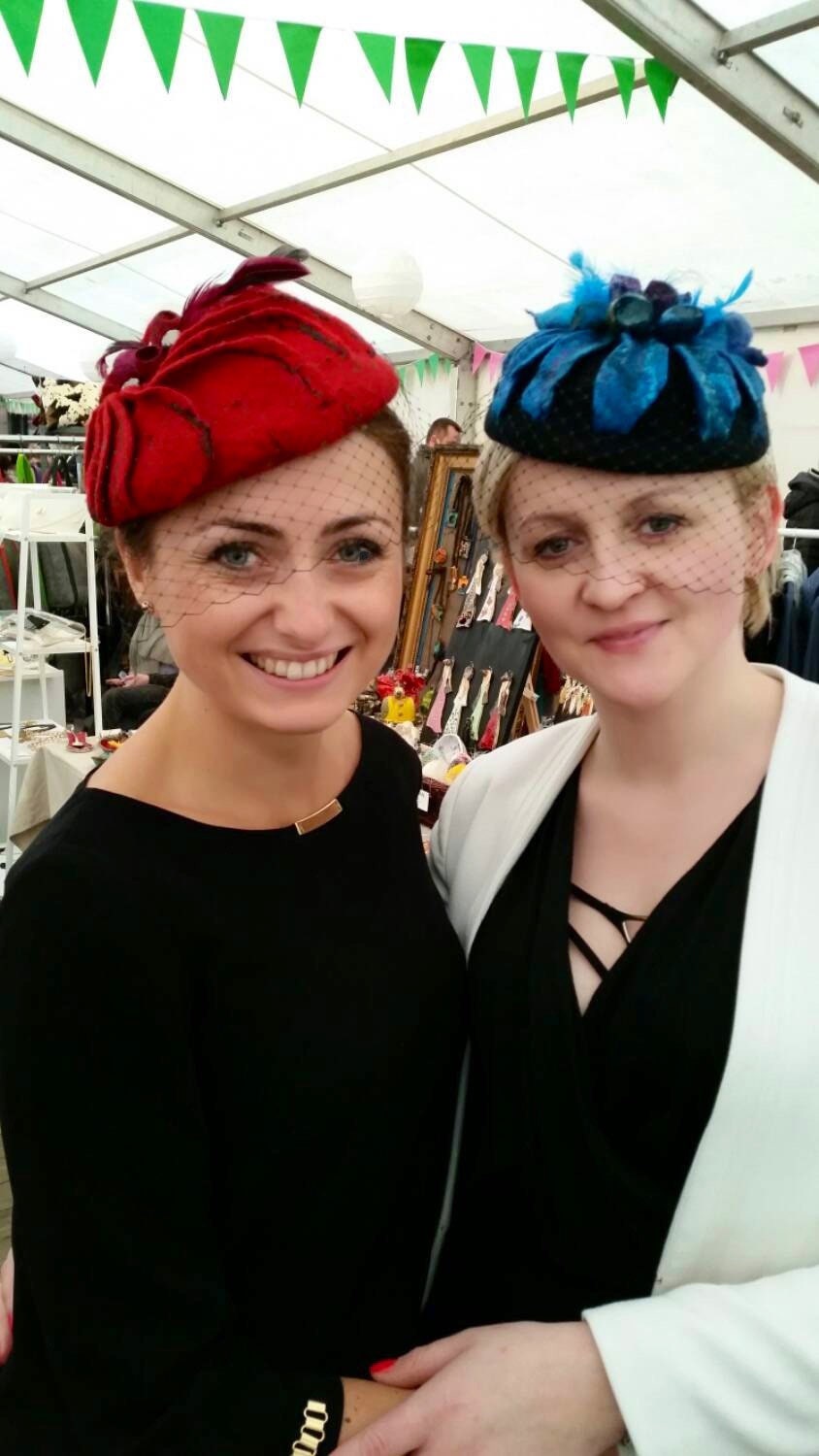 Pillbox Hut Rot Fascinator, Vogelkäfig Schleier Hut, Gesicht Coctail Hochzeit von Veuna