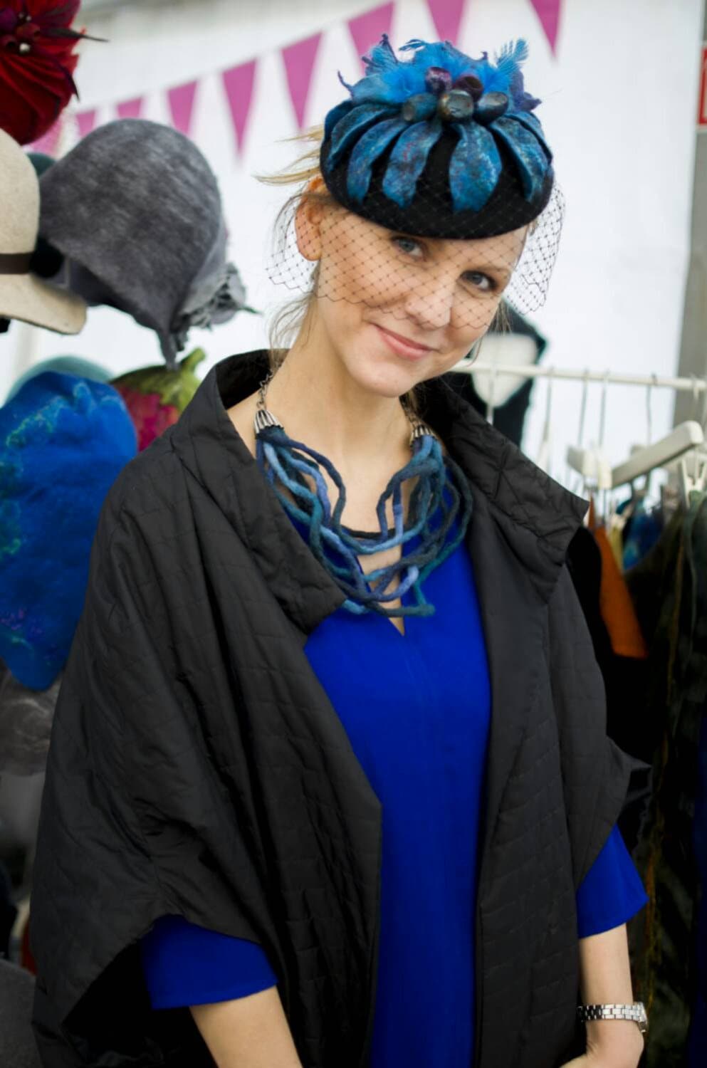 Pillbox Hut Schwarz Fascinator, Vogelkäfig Schleier Hut, Gesicht Coctail Hochzeit Tragbare Kunst von Veuna