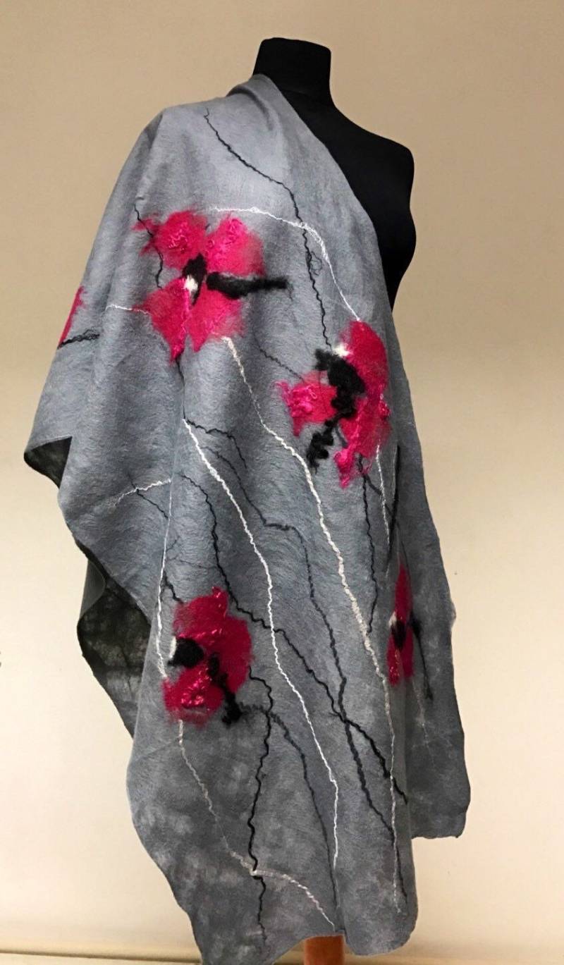 Verkauf Unikat Grauer Schal, Blumen in Rosa Und Fuchsia, Filz Auf Seide, Merinowolle, Kunstfaser, Geschenkidee, Tragbarer Kunstfilz von Veuna