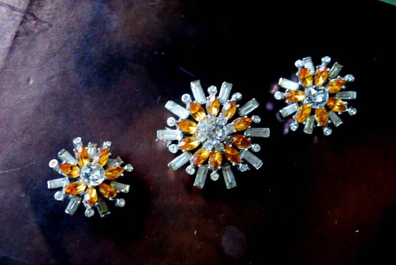 Art-Deco-Vintage 50Er Jahre, Klare Und Gelbe Strass, Jewerly Set Brosche-Anhänger Passende Clip Auf Ohrringe. Hergestellt Von Bellini von VezaVe