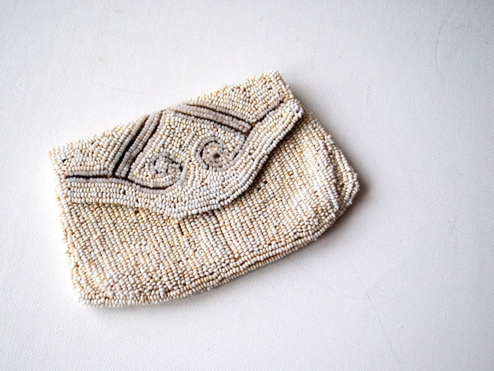 Art Deco Vintage 50Er Jahre, Pastellgrau-Beige, Winzige Perlen, Münztäschchen. Handgemacht Von Ib&s in Den Usa von VezaVe