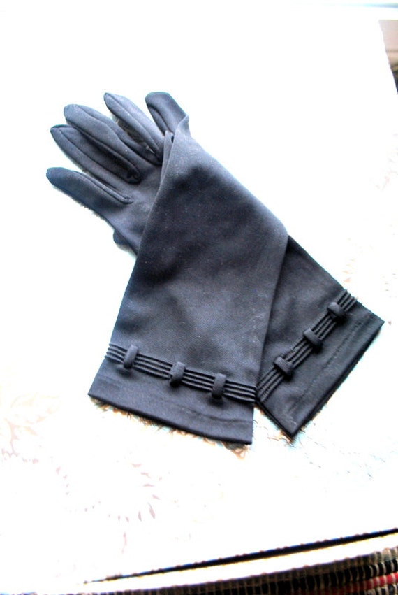 Art-Deco-Vintage 60Er Jahre Schwarz Nylon Handschuhe Mit Einem Stift-Tack-Details. Größe 7 - 1/2 von VezaVe