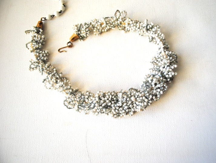 Blüte Vintage 40Er Jahre Halsband Verstellbare Halskette, Entworfen Aus Den Salbeigrünen Fadenschlaufen Und Winzigen, Weißen Milchglasperlen Darauf von VezaVe