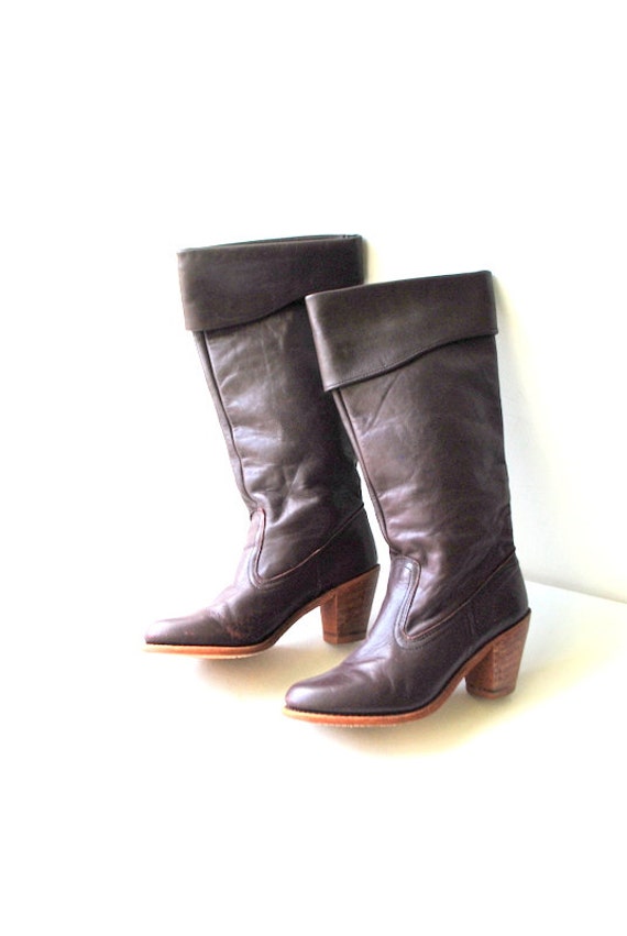 Boho Vintage 70Er Jahre Dunkelbraun-Burgunderrote, Echtleder Stiefel Mit Bündchen Und Schichtholzabsatz. Hergestellt Von Dexter. Grösse 5 1/2M von VezaVe