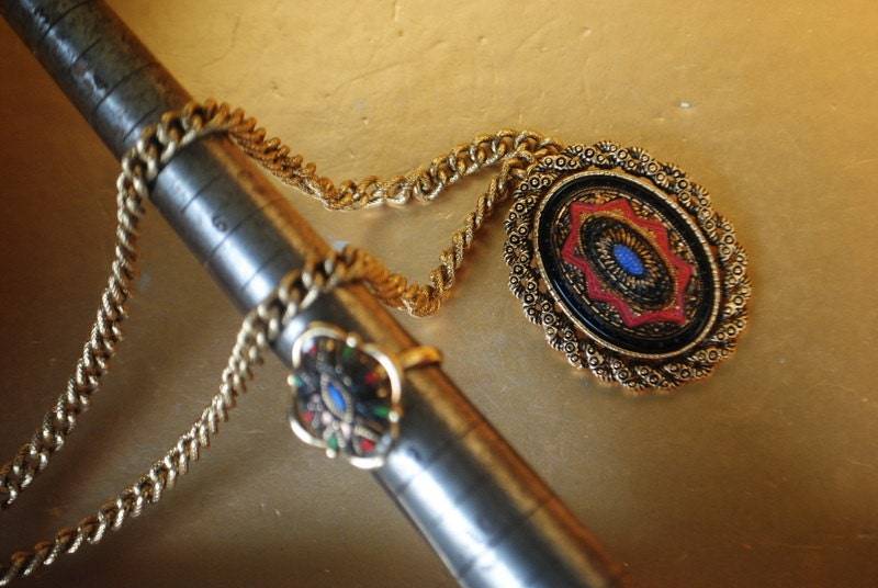 Boho Vintage 70Er Jahre Goldfarbene Metallkette Mit Einer Anhänger-Brosche Und Passendem Verstellbaren Ring. Hergestellt Von Sarah Coventry von VezaVe