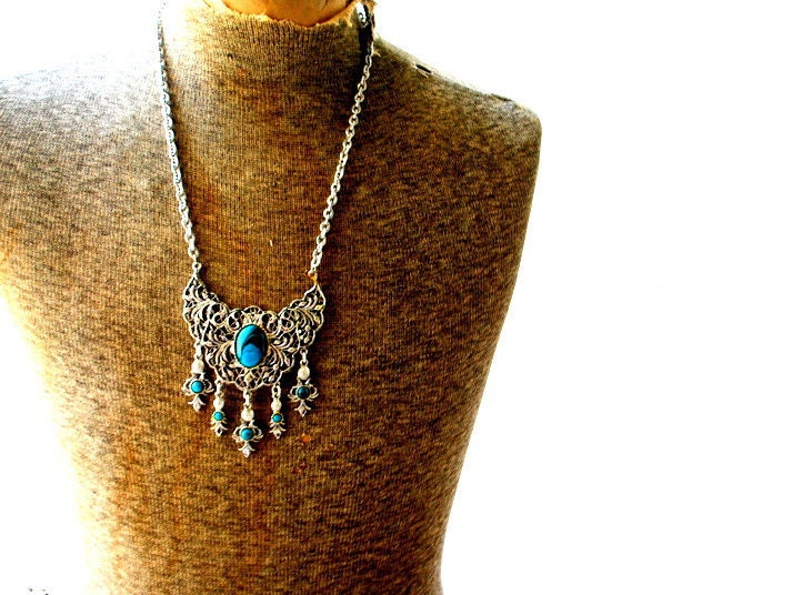 Boho Vintage 70Er Jahre Silberfarbene Metall Halskette Mit Einem Großen Filigranen Anhänger, Quaste Und Künstlichem Türkis von VezaVe