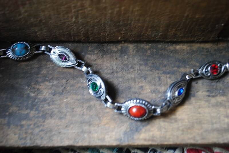 Boho Vintage 70Er Jahre Silberfarbenes Metall Armband Mit Verzierten Gliedern Und Mehrfarbige Steine. Hergestellt Von Sarah Covntry. Größe 7 1/2 von VezaVe