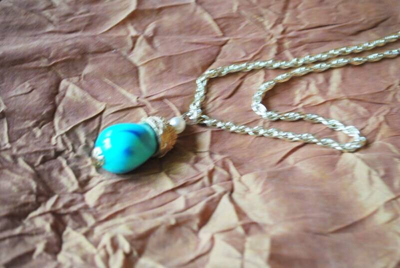 Boho Vintage 70Er Jahre Silberfarbenes Metall Collier Mit Faux Türkisem Eichel Anhänger. Gefertigt in Deutschland von VezaVe